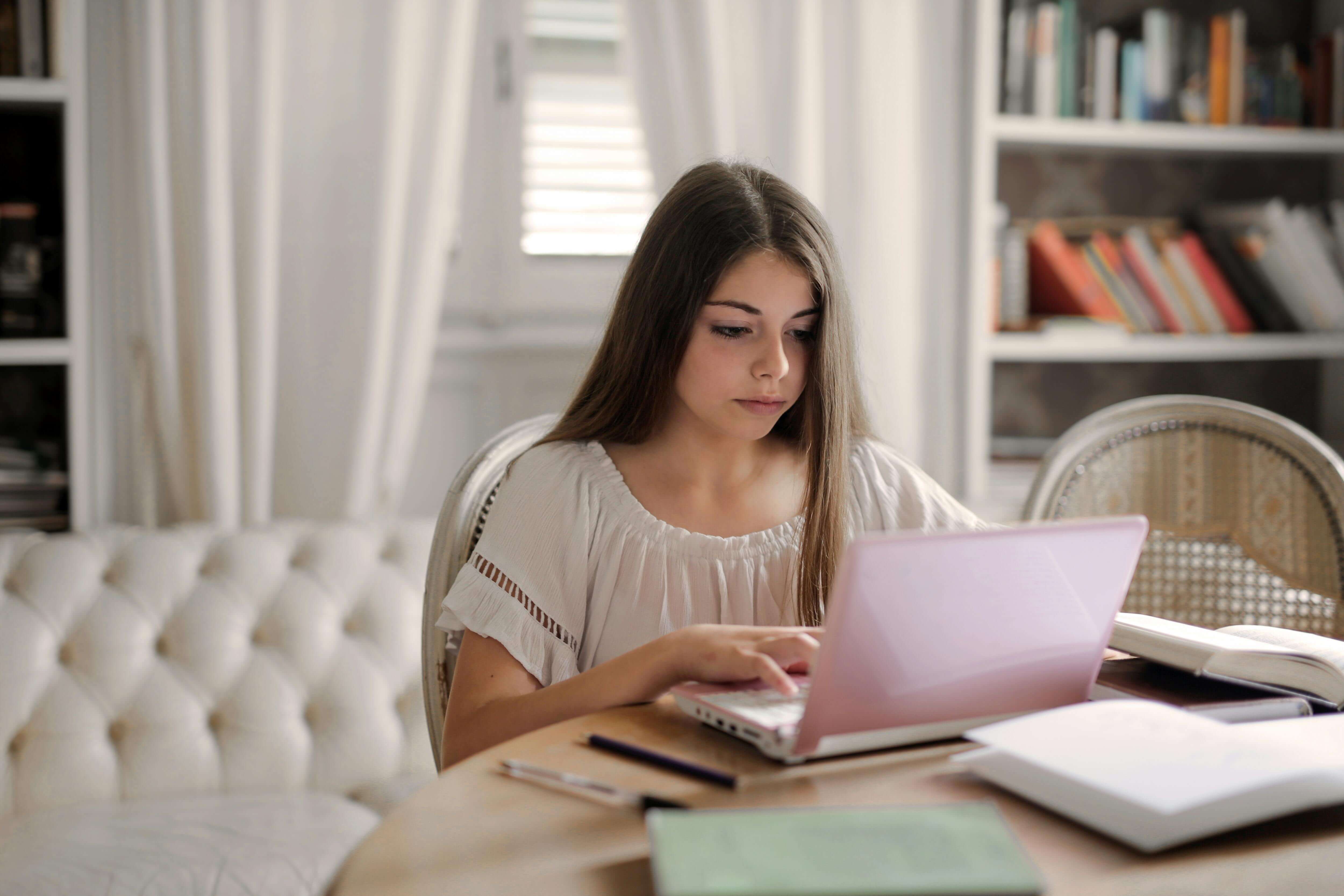 Etudiante dans son logement étudiant à Toulouse